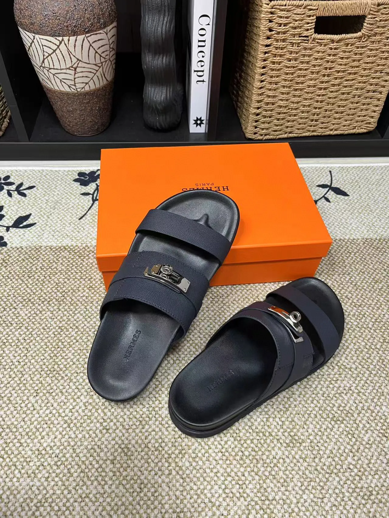 Factory price: 340💰Long-term availability Hermes men's Kazimir slippers for couples - top quality, Hermès woven calfskin functional sandals. The interwoven upper inspired by the "H" iconic pattern creates a casual look, which can be said to be a good companion for summer. Imported cowhide + cowhide lining + TU men's shoes💰Outsole Size: 35-46